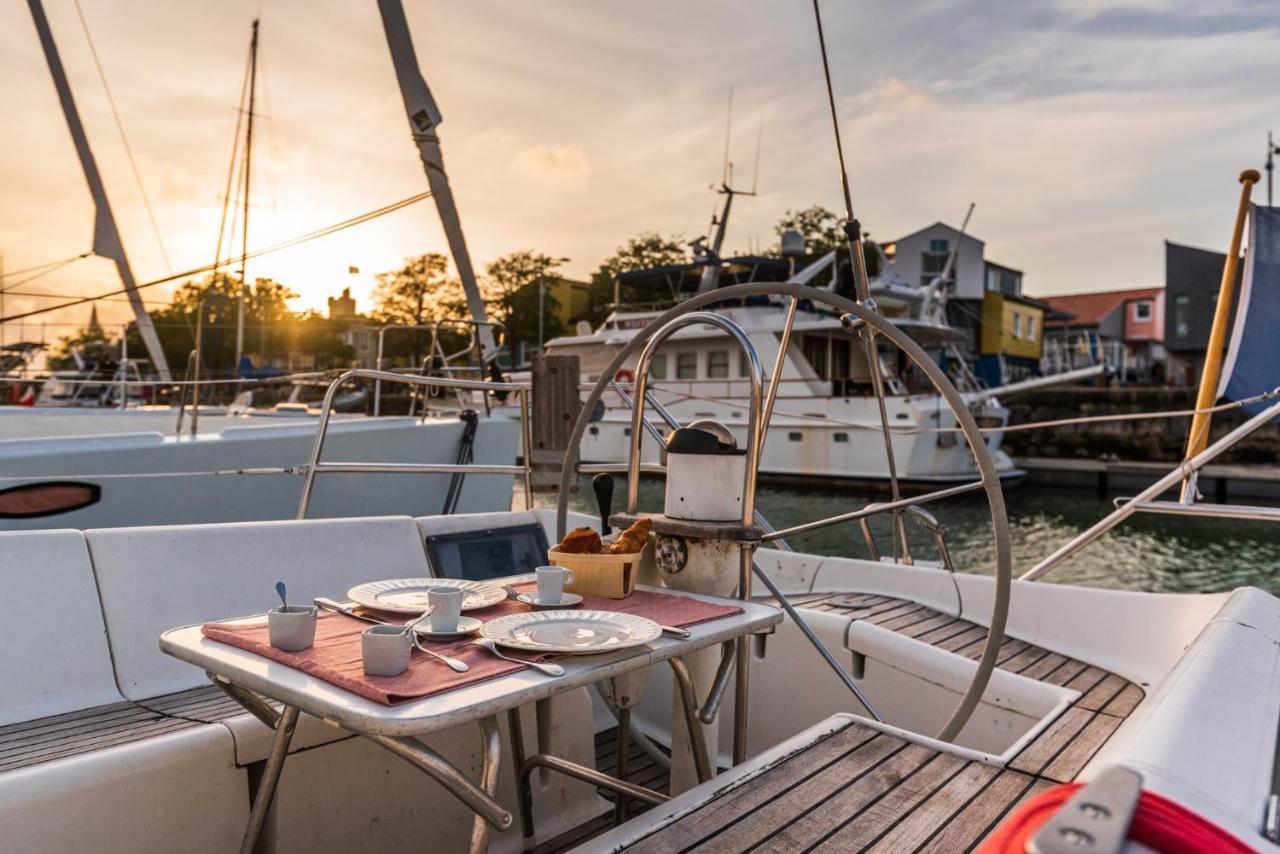 Nuit Sur Un Bateau Hotel La Rochelle  Exterior photo